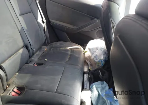 2024 Tesla Model Y Long Range Dual Motor All-Wheel Drive z USA, uszkodzony, nr VIN 7SAYGDEE3RA307154